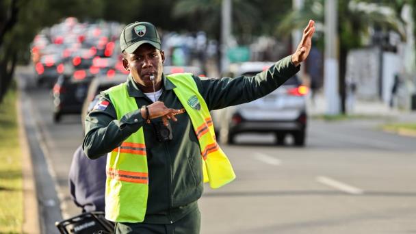 Digesett entrega a la justicia conductor de camión que desobedeció orden de alto y colisionó unidad oficial