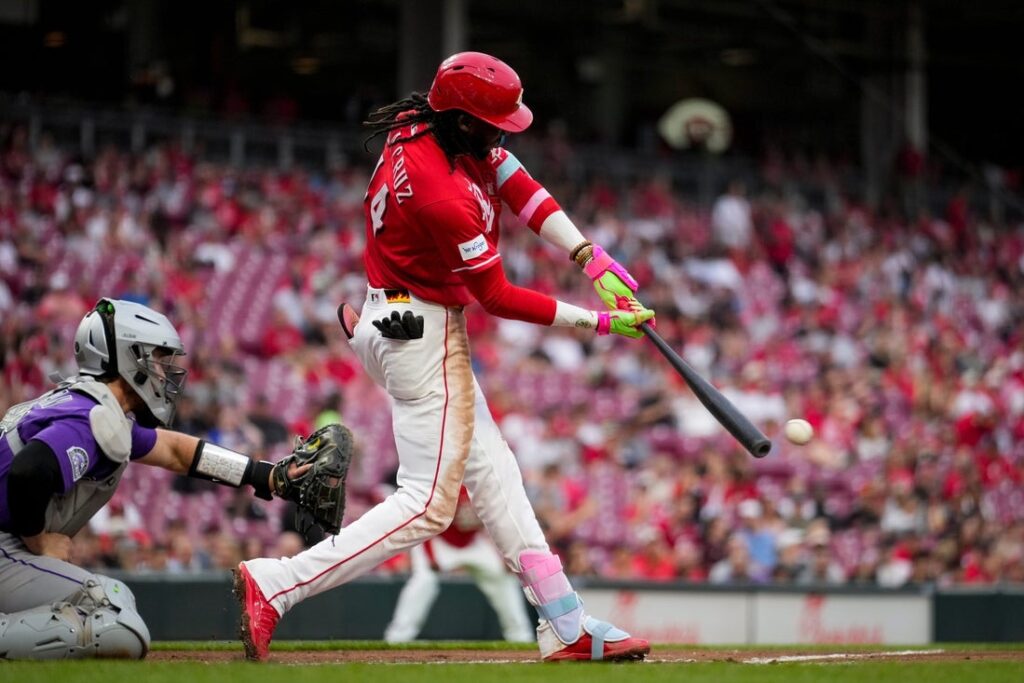 El dominicano Elly De La Cruz conectó un jonrón e impulsó cuatro carreras, y Chase Burns alcanzó los 100 ponches más rápido que cualquier otro lanzador de Cincinnati, en la victoria de los Rojos sobre los Rockies de Colorado por 7-2