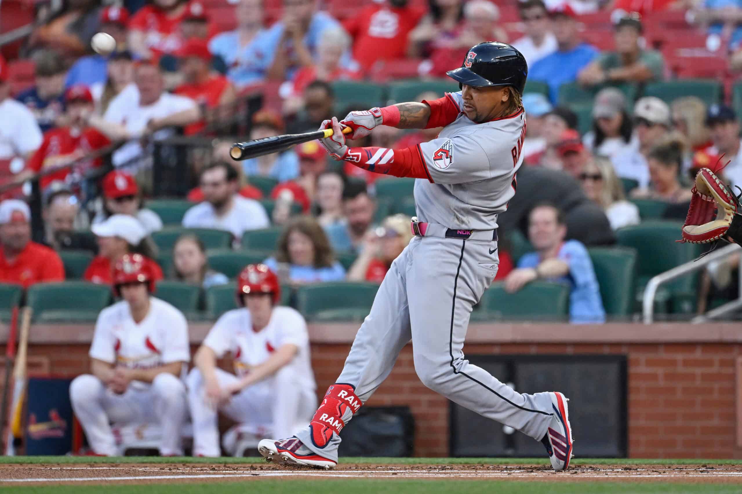 José Ramírez #11 de los Cleveland Guardianes al momento de conectar su jonrón 288 de su carrera. (Foto por Joe Puetz/Getty Images)