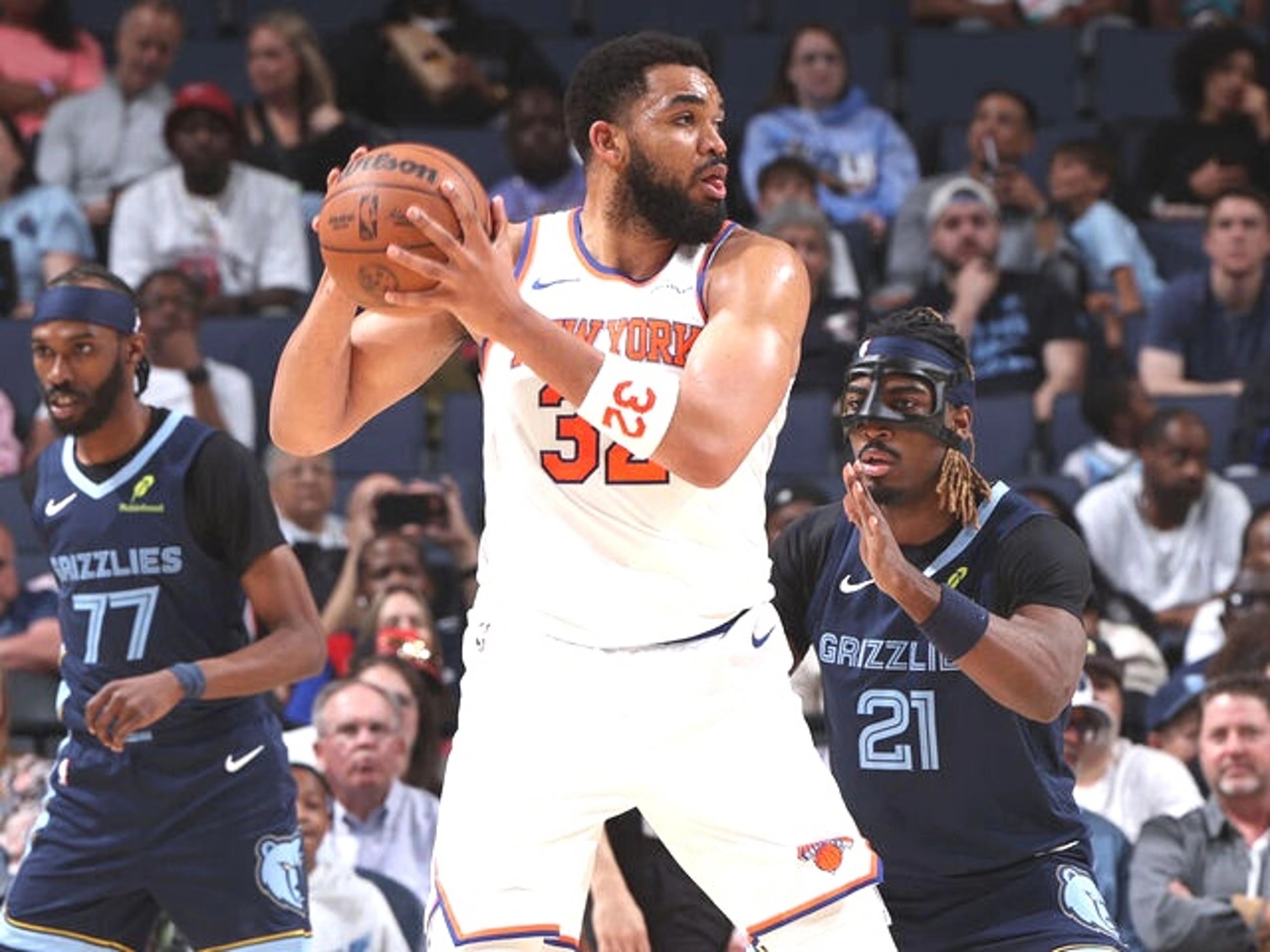 Karl-Anthony Towns aportó 20 puntos, 11 rebotes y 11 asistencias para su primer triple-doble de la temporada, y los New York Knicks vencieron a los Memphis Grizzlies 130-119