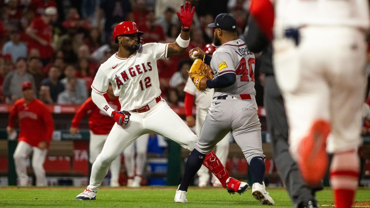 El lanzador derecho de los Bravos de Atlanta, Reynaldo López, y el bateador designado de los Angelinos de Los Ángeles, Jorge Soler, recibieron suspensiones de siete juegos por su participación en la pelea multitudinaria del martes, según anunció la MLB el miércoles.