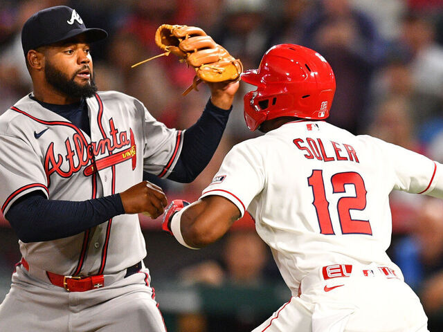 El lanzador derecho de los Bravos de Atlanta, Reynaldo López, y el bateador designado de los Angelinos de Los Ángeles, Jorge Soler, recibieron suspensiones de siete juegos por su participación en la pelea multitudinaria del martes, según anunció la MLB el miércoles.
