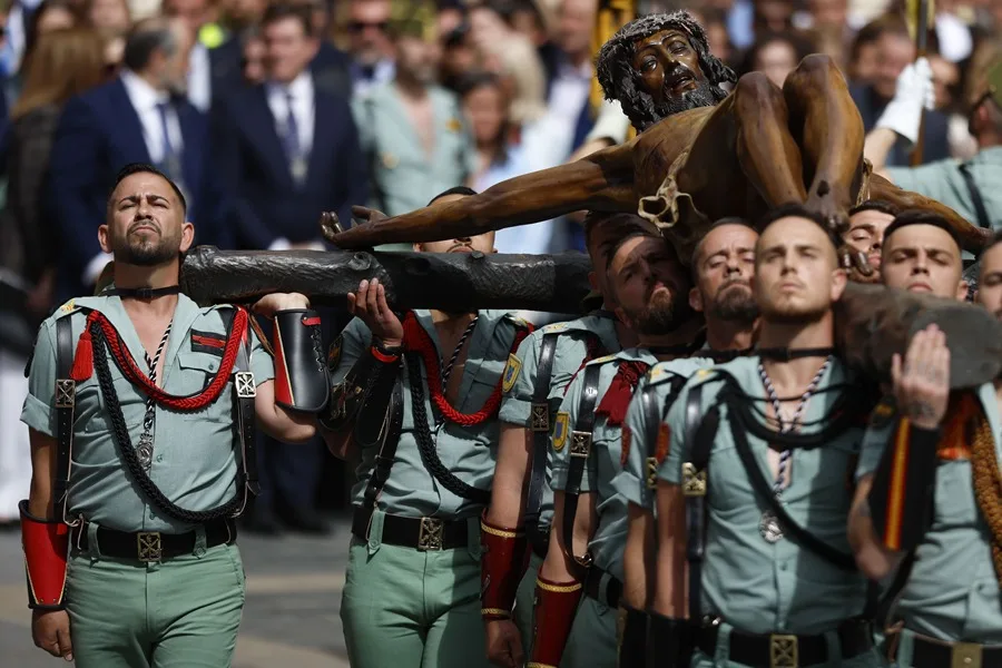 La compañía de honores de la Brigada Rey Alfonso XII de la Legión española porta a hombros el Cristo de la Buena Muerte y Ánimas. EFE/ Jorge Zapata.