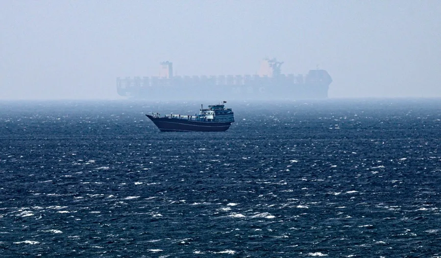 Un barco navega por el estrecho de Ormuz, visto desde Khasab, en la provincia de Musandam.