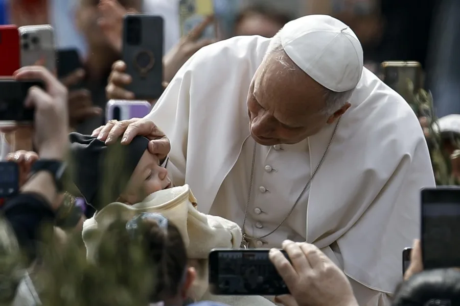 El Papa León XIV saluda a los fieles durante la Santa Misa del Domingo de Ramos en la Plaza de San Pedro. EFE/EPA/Angelo Carconi.