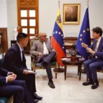 Presidente de la Asamblea Nacional de Venezuela (AN), Jorge Rodríguez (c), reunido con el director general adjunto para las Américas en el Servicio Europeo de Acción Exterior Pelayo Castro Zuzuárregui (d) y representantes de la Unión Europea (UE), en Caracas (Venezuela).