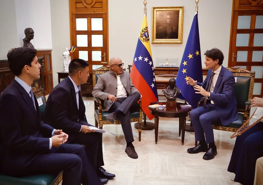 Presidente de la Asamblea Nacional de Venezuela (AN), Jorge Rodríguez (c), reunido con el director general adjunto para las Américas en el Servicio Europeo de Acción Exterior Pelayo Castro Zuzuárregui (d) y representantes de la Unión Europea (UE), en Caracas (Venezuela).
