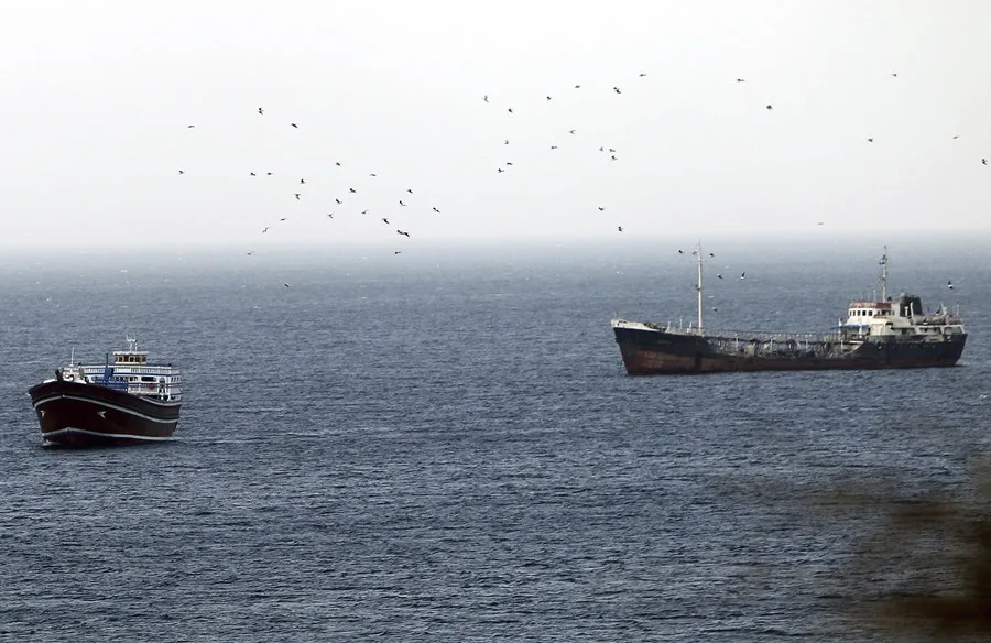 Dos barcos comerciales navegan en el Estrecho de Ormuz.