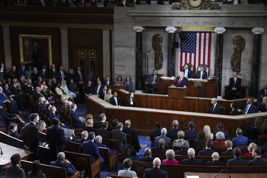 El presidente de Estados Unidos, Donald Trump (c), ante una sesión conjunta del Congreso en la Cámara de Representantes del Capitolio de Estados Unidos, en Washington D. C., EE. UU.. EFE
