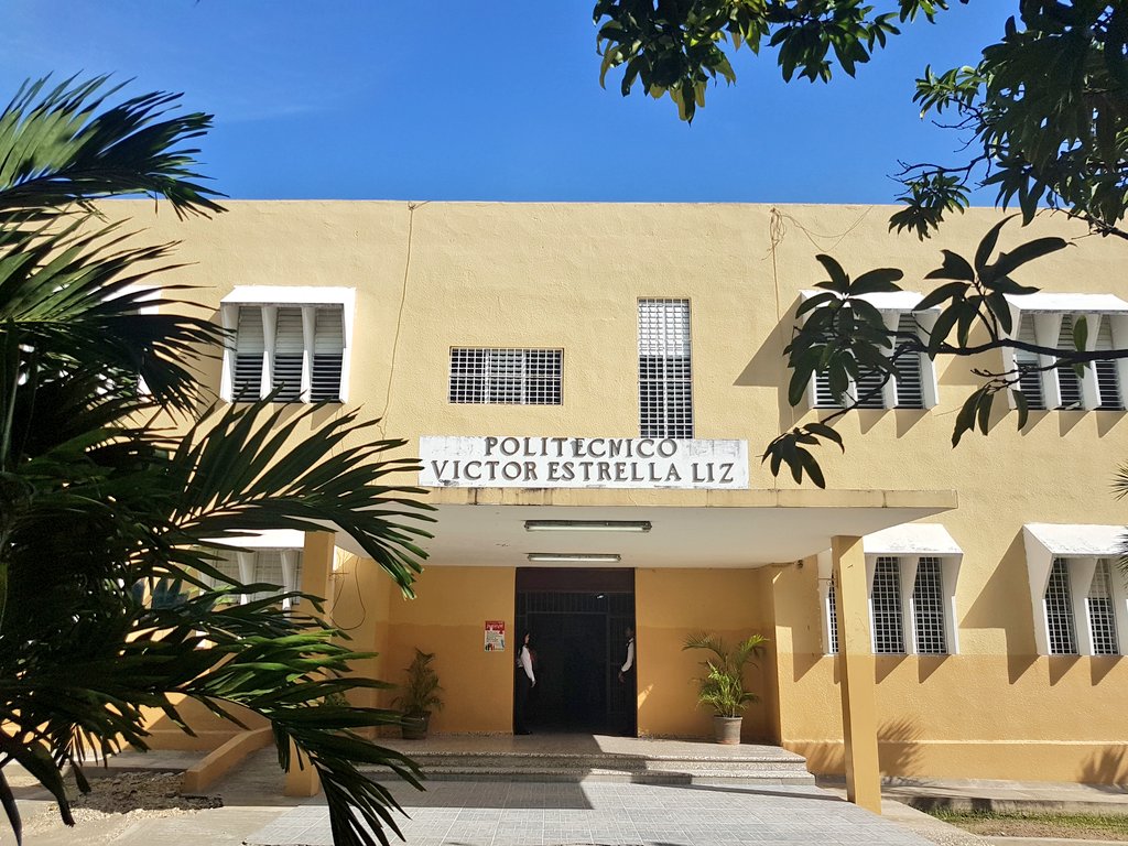 Fachada del Politécnico Víctor Estrella Liz.