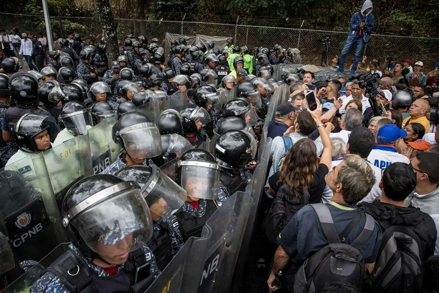 Una protesta frente a integrantes de la Policía Nacional Bolivariana, en Caracas (Venezuela).
