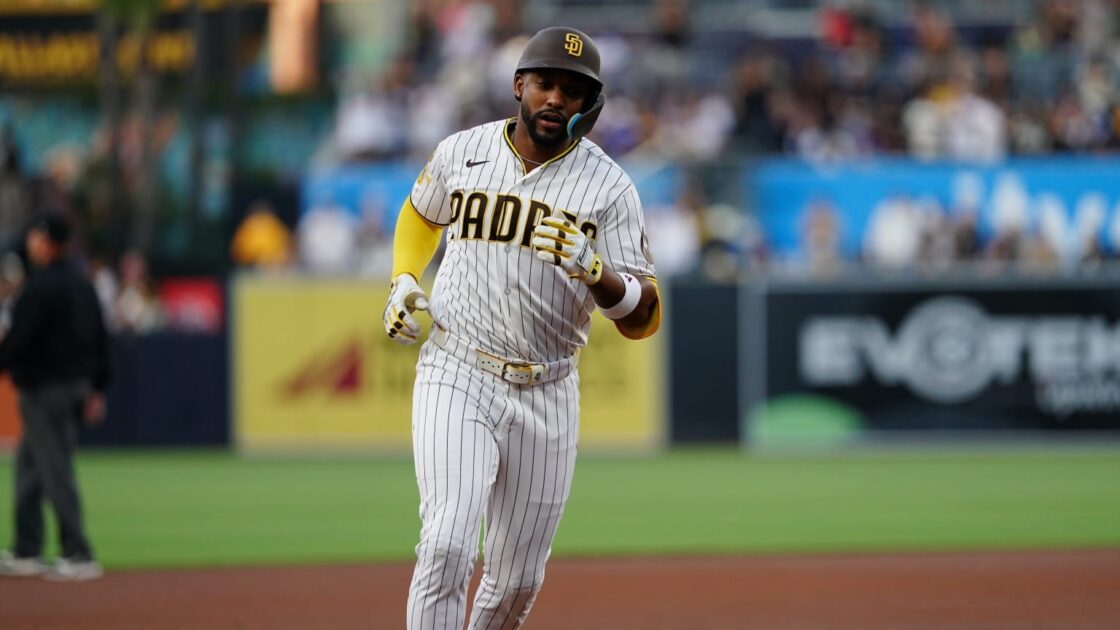 Miguel Andújar de los Padres recorre las bases luego de su jonrón en el primer episodio ante los Dodgers y su estelar lanzador Yoshinobu Yamamoto.