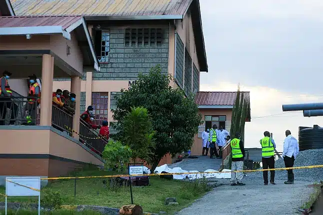 Detienen a ocho estudiantes en Kenia por su presunta implicación en incendio de internado que dejó 16 niñas muertas