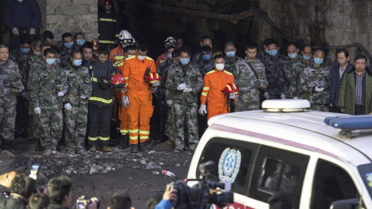 Al menos 90 muertos por una explosión en mina de carbón en China
