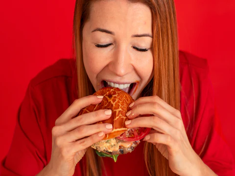 Nuevas investigaciones indican que disfrutar la comida influye en la pérdida de peso, más allá de las calorías o los nutrientes específicos