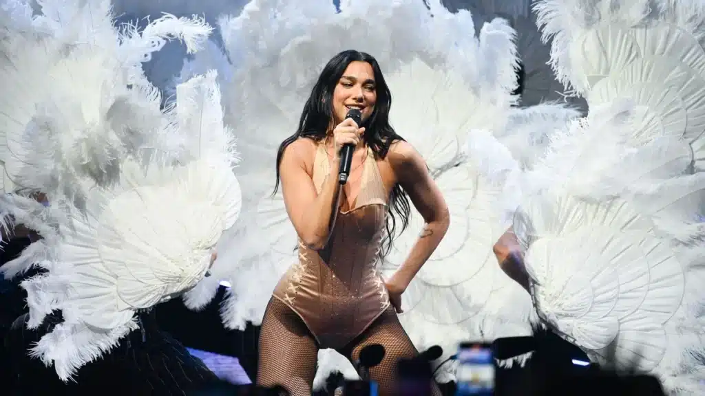 Dua Lipa conquista a México al cantar 'Bésame Mucho' en su primer conciert