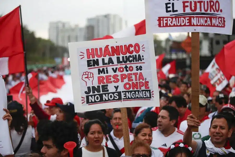 Simpatizantes del ultraderechista Rafael López Aliaga participan en una manifestación contra el Jurado Nacional de Elecciones (JNE) en Lima (Perú). EFE/ Paolo Aguilar.