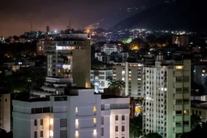 Ciudad iluminada de noche, en Caracas (Venezuela).