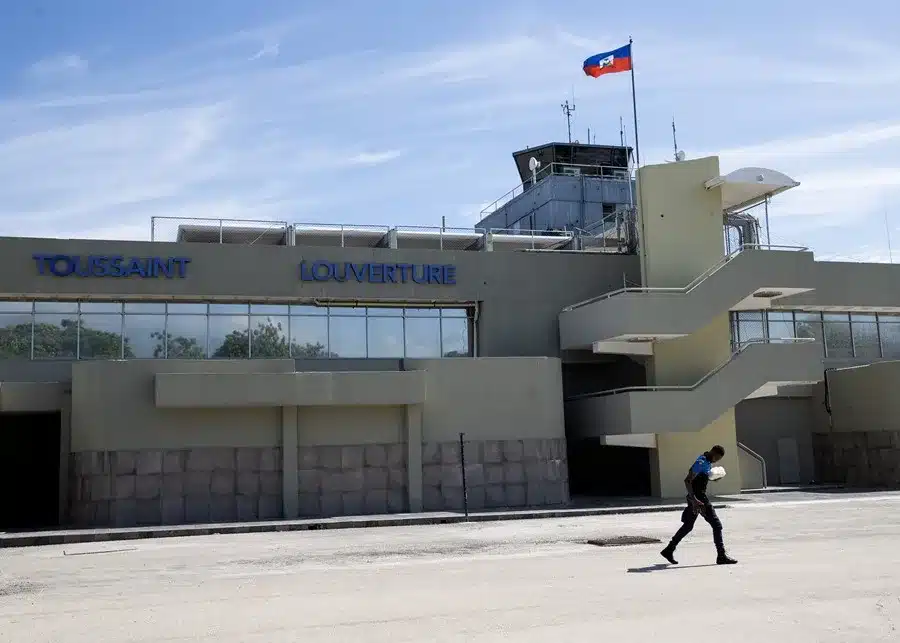 Fotografía de archivo de la entrada al aeropuerto internacional Toussaint Louverture en Puerto Príncipe (Haití). EFE/ Orlando Barría.
