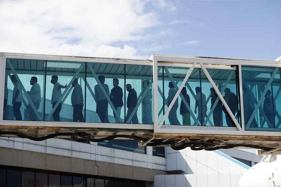 Migrantes del programa gubernamental Gran Misión Vuelta a la Patria llegando en un avión proveniente de Estados Unidos, al Aeropuerto Internacional de Maiquetía (Venezuela). EFE