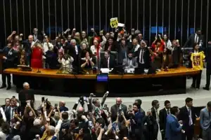 Diputados celebran la aprobación del proyecto de ley que aborda el fin de la jornada laboral 6X1 este miércoles, en la Cámara de Diputados en Brasilia (Brasil). EFE/Andre Borges.