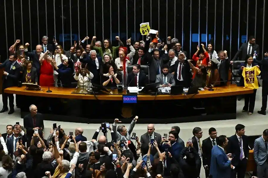 Diputados celebran la aprobación del proyecto de ley que aborda el fin de la jornada laboral 6X1 este miércoles, en la Cámara de Diputados en Brasilia (Brasil). EFE/Andre Borges.