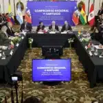 El presidente de Chile, Jose Antonio Kast (c), habla junto al ministro de Relaciones Exteriores, Francisco Pérez Mackenna (c-i) y al ministro de Seguridad Pública, Martin Arrau (c-d), durante el encuentro de alto nivel para el combate de la delincuencia organizada transnacional, este jueves en Santiago (Chile).