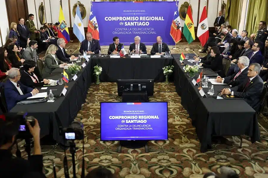 El presidente de Chile, Jose Antonio Kast (c), habla junto al ministro de Relaciones Exteriores, Francisco Pérez Mackenna (c-i) y al ministro de Seguridad Pública, Martin Arrau (c-d), durante el encuentro de alto nivel para el combate de la delincuencia organizada transnacional, este jueves en Santiago (Chile).