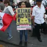 Personas sostienen carteles con la imagen de la candidata presidencial derechista Keiko Fujimori este sábado, durante una manifestación en su contra en Lima (Perú). EFE/ Paolo Aguilar.