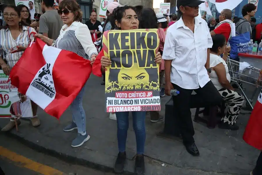 Personas sostienen carteles con la imagen de la candidata presidencial derechista Keiko Fujimori este sábado, durante una manifestación en su contra en Lima (Perú). EFE/ Paolo Aguilar.