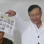 Gustavo Petro votando de blanco en Colombia 2026.