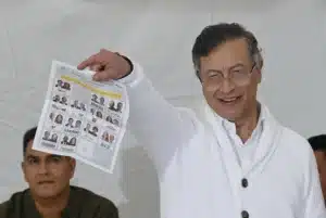Gustavo Petro votando de blanco en Colombia 2026.