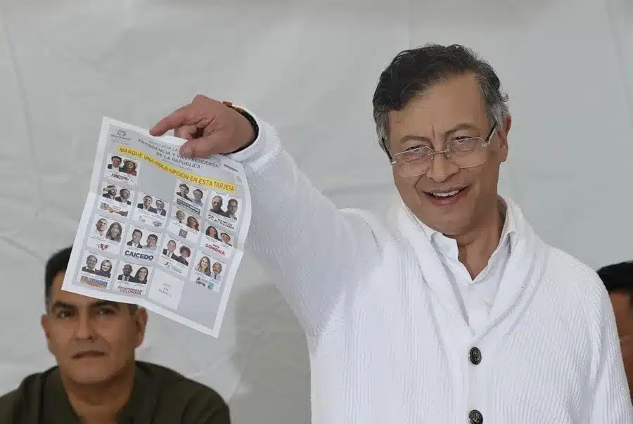 Gustavo Petro votando de blanco en Colombia 2026.