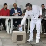 El presidente de Colombia Gustavo Petro vota este domingo en Bogotá (Colombia). EFE/Mauricio Dueñas Castañeda.