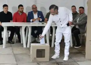 El presidente de Colombia Gustavo Petro vota este domingo en Bogotá (Colombia). EFE/Mauricio Dueñas Castañeda.