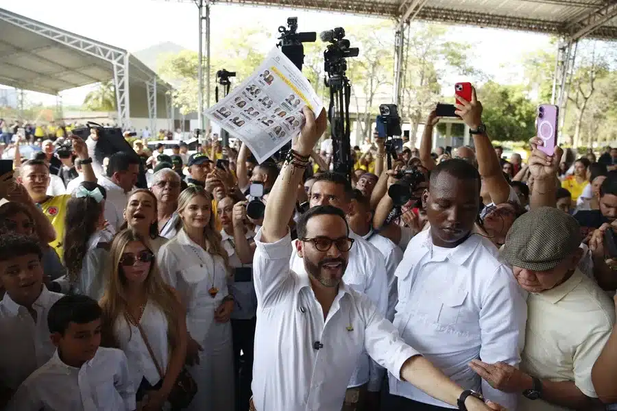 El candidato presidencial del movimiento Defensores de la Patria, Abelardo de la Espriella, vota en Barranquilla (Colombia). EFE/ Ernesto Guzmán Jr