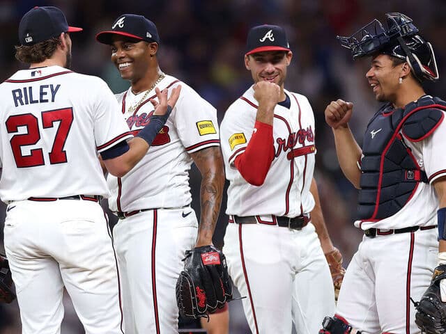 - Los Bravos de Atlanta siguen encontrando nuevas maneras de ganar. Todo esto les ha permitido convertirse en el primer equipo de las Grandes Ligas en alcanzar las 30 victorias.
