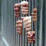 Envían a prisión a hombre y su madre por seducción y abuso sexual contra una adolescente en La Romana
