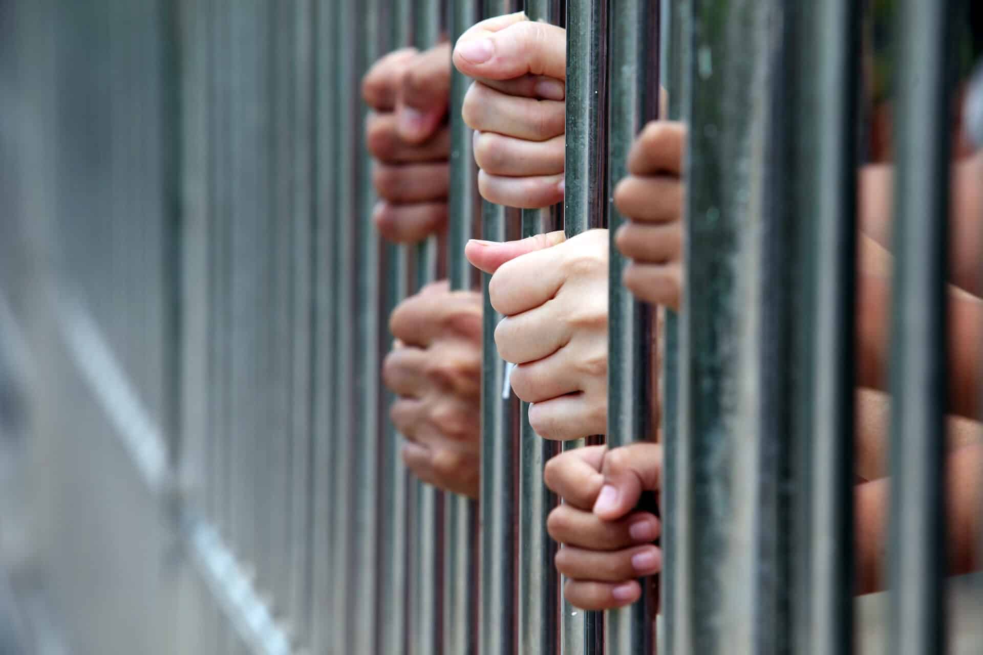 Envían a prisión a hombre y su madre por seducción y abuso sexual contra una adolescente en La Romana
