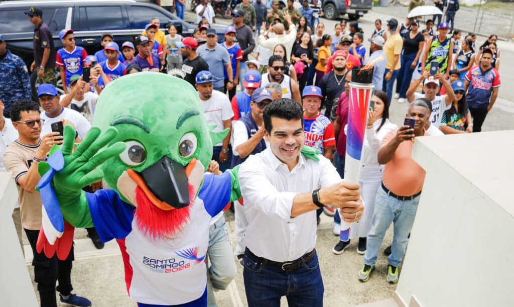 Willington Arnaud, director del Instituto Nacional de Aguas Potables y Alcantarillado, encabeza el recorrido con la antorcha en la comunidad Sabana Larga.