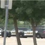 Arrestan mujer luego de que sus hijos fueran hallados muertos en Texas.