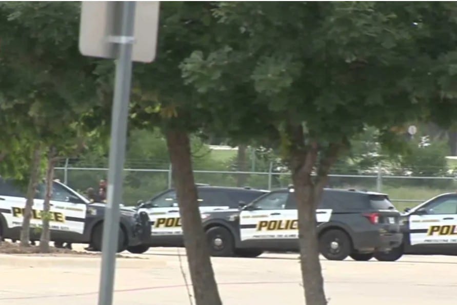 Arrestan mujer luego de que sus hijos fueran hallados muertos en Texas.
