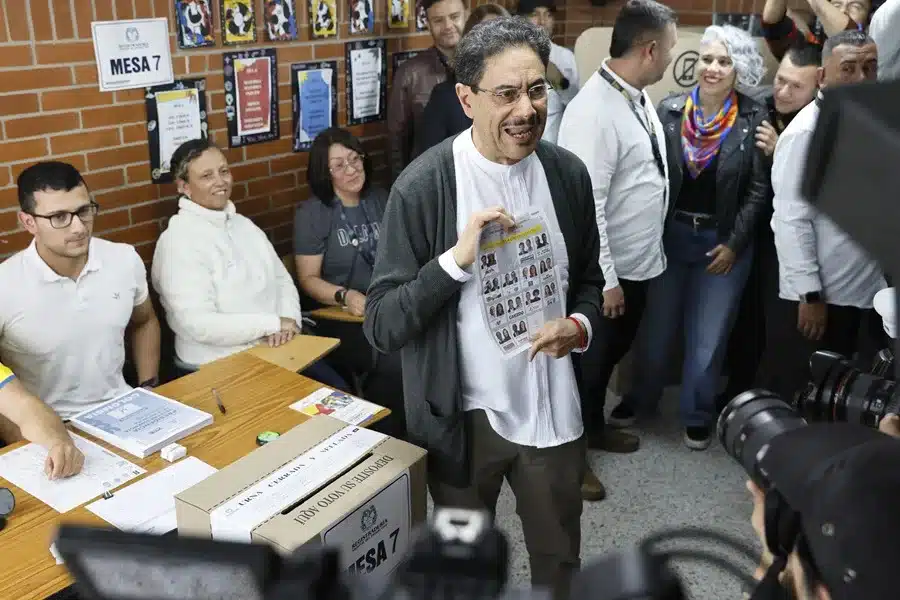 Iván Cepeda vota confiado en ganar.