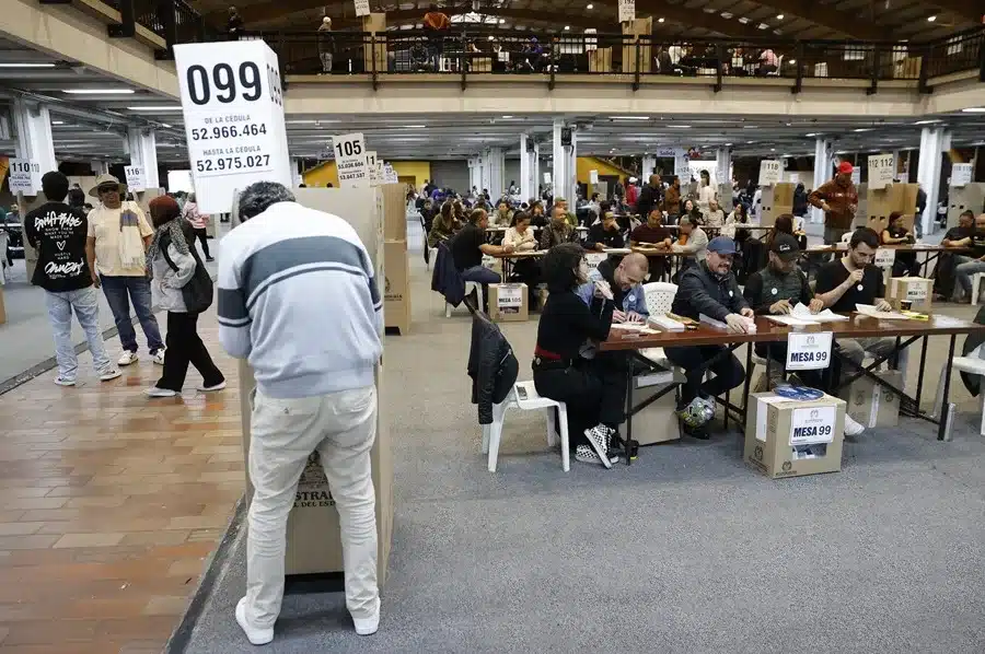 Personas votan durante las elecciones a la Presidencia, en Bogotá (Colombia), este 31 de mayo de 2026. EFE/ Mauricio Dueñas Castañeda.