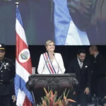 La presidenta de Costa Rica, Laura Fernández, habla en su ceremonia de investidura para el periodo 2026-2030, este 8 de mayo de 2026, en el Estadio Nacional de San José (Costa Rica). EFE/ Jeffrey Arguedas.