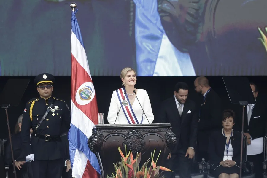 La presidenta de Costa Rica, Laura Fernández, habla en su ceremonia de investidura para el periodo 2026-2030, este 8 de mayo de 2026, en el Estadio Nacional de San José (Costa Rica). EFE/ Jeffrey Arguedas.