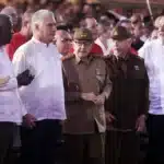 El presidente de Cuba, Miguel Díaz-Canel junto a Raúl Castro.