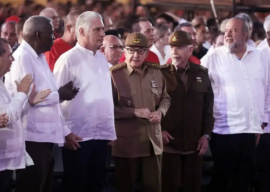 El presidente de Cuba, Miguel Díaz-Canel junto a Raúl Castro.