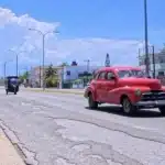 Vehículos transitando en una calle, en La Habana (Cuba).