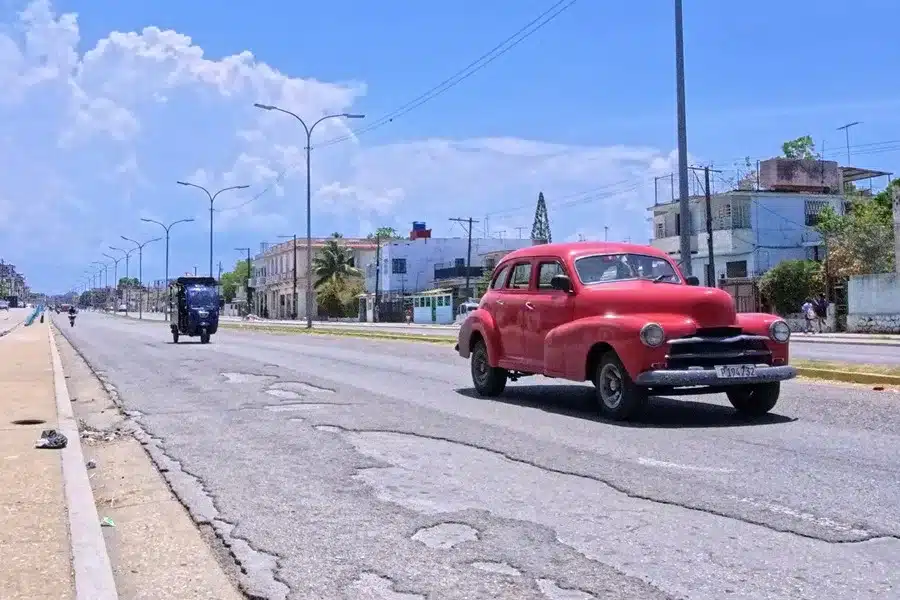 Vehículos transitando en una calle, en La Habana (Cuba).